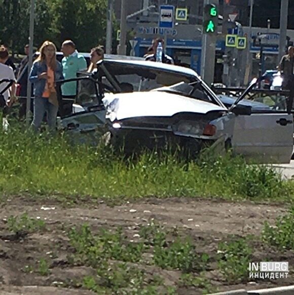 В Екатеринбурге после ДТП авто выбросило на тротуар, где он сбил коляску с ребенком