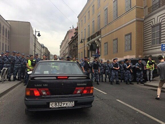 В Москве начались задержания участников шествия в поддержку Голунова