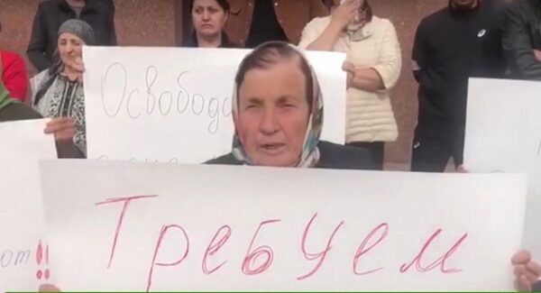 В КЧР родственники Арсена Нирова митингуют против попыток вовлечь его в дело Арашуковых