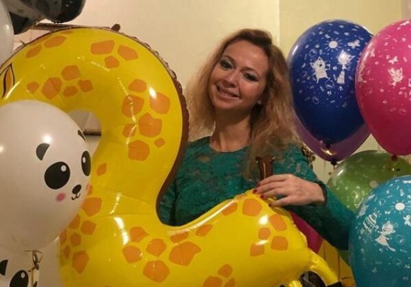 Актриса Елена Захарова отметила день рождения 2-летней дочери в ресторане