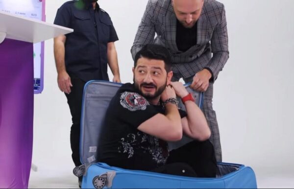 Михаил Галустян залез в чемодан для интернет-шоу и пожаловался на клаустрофобию