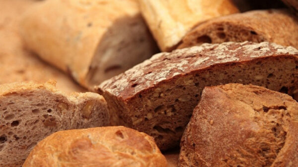 В Курске предпринимательница раздаёт хлеб малоимущим