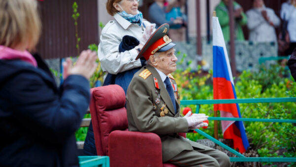 Для 100-летнего липецкого ветерана провели персональный концерт