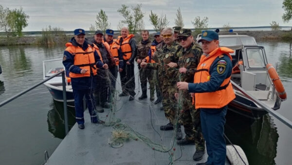 Спасатели на пяти лодках ищут браконьерские сети в Липецке