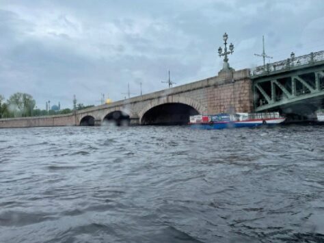 В Петербурге теплоход «Ромео» застрял под Троицким мостом