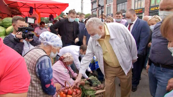 «Это показуха!»: Бабушка на рынке отказалась взять деньги у Жириновского