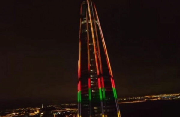 Башня «Лахта Центр» превратилась в олимпийский факел