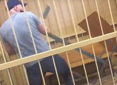 В Пскове муж политической активистки разгромил клетку в суде после вынесения приговора (видео)