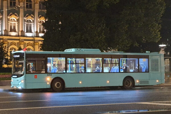 «Итоги» транспортной реформы: водители автобусов отвлекаются от дороги во время вождения