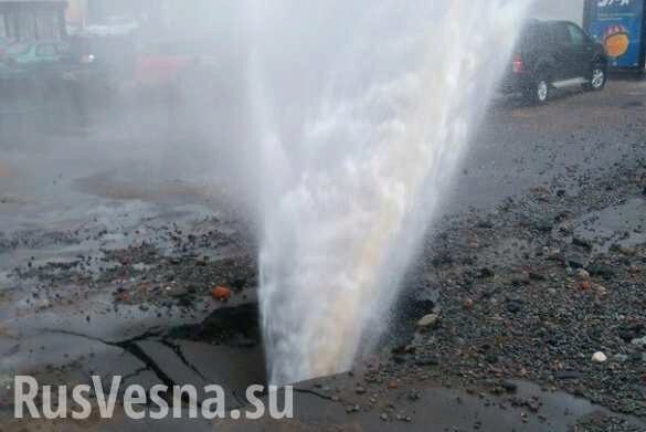 Агония инфраструктуры: в Харькове из-под земли забил фонтан высотой с 6-этажный дом (ФОТО, ВИДЕО)
