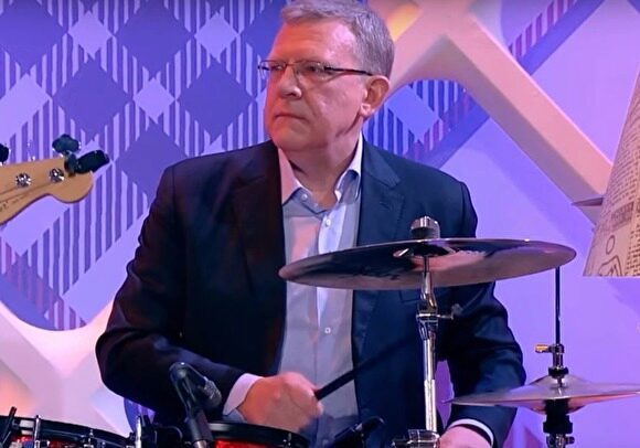 Алексей Кудрин сыграл на барабанах в песне о 2024-м годе «А знаешь, все еще Путин»