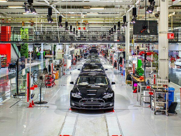 Американская Tesla уволила несколько сотен своих сотрудников