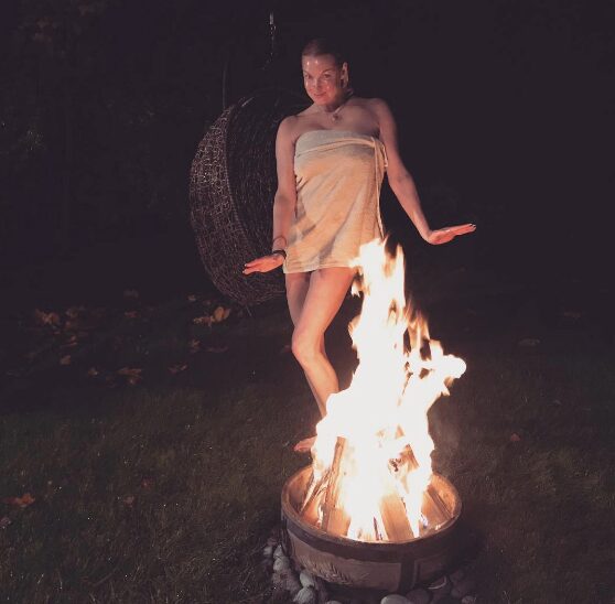 Анастасия Волочкова начала проводить магические ритуалы с водой и огнем