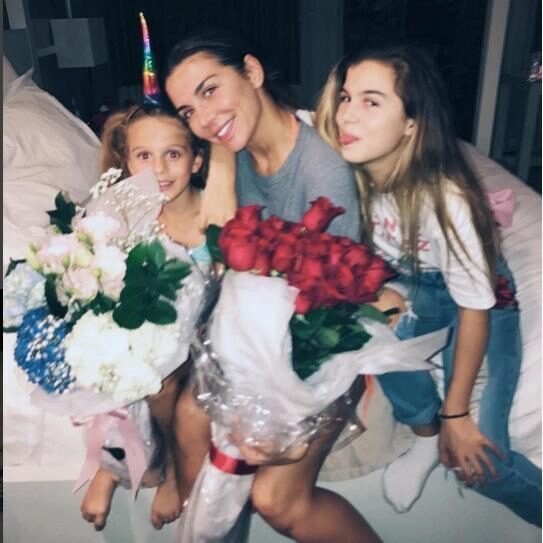 Анна Седокова опубликовала снимок с дочерьми и рассказала о разводе