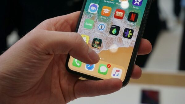 Apple выпустит бюджетную версию iPhone X