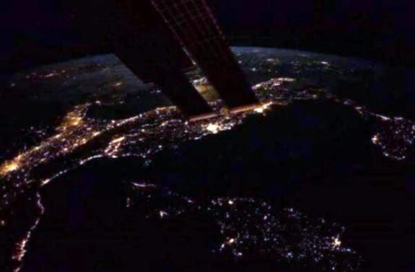 Астронавт выложил в сеть впечатляющий снимок ночной Земли с космоса