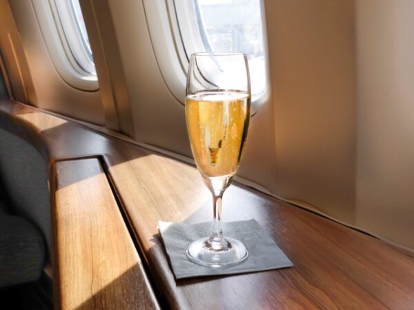 Авиакомпанию засудили за поданное игристое вино вместо шампанского