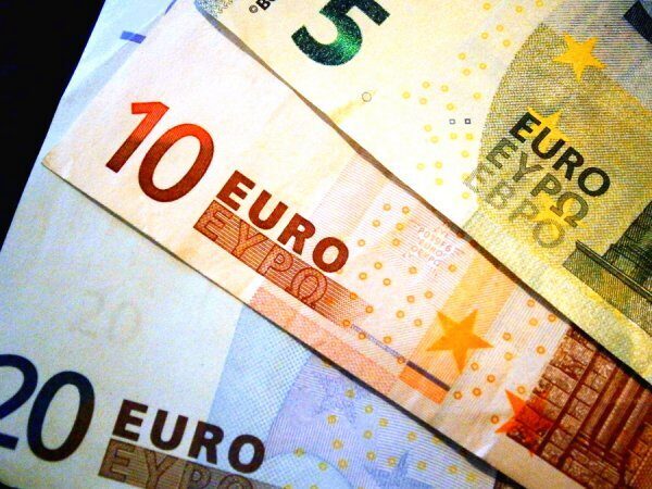 Банк России понизил курсы евро и доллара на 13 октября