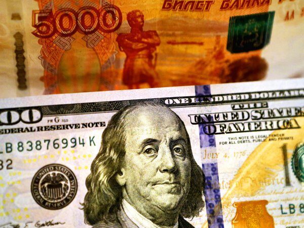 Банк России повысил курсы доллара и евро на 26 октября