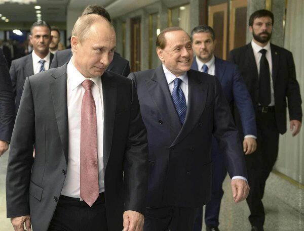 Берлускони подарил Путину пододеяльник ручной работы