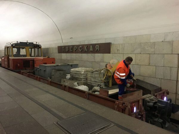 Более 1 тысячи человек ремонтируют участок зеленой ветки метро в Москве