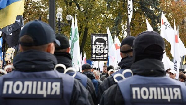 Cтолкновения между полицией и протестующими начались у Верховной Рады