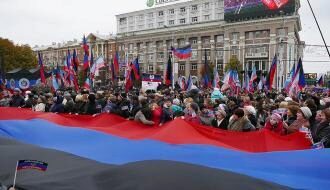 День флага ДНР: депутаты в свитерах, а дети в плавках