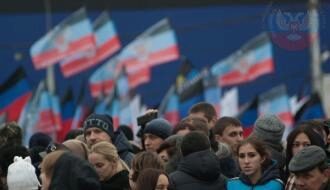 День флага ДНР: пользователи пытают отыскать радостные лица на фото
