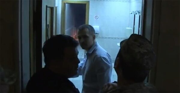 Депутаты с дымовой шашкой заперлись в туалете Верховной Рады (ВИДЕО)
