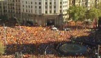 Десятки тысяч каталонцев вышли на митинг в поддержку единства Испании