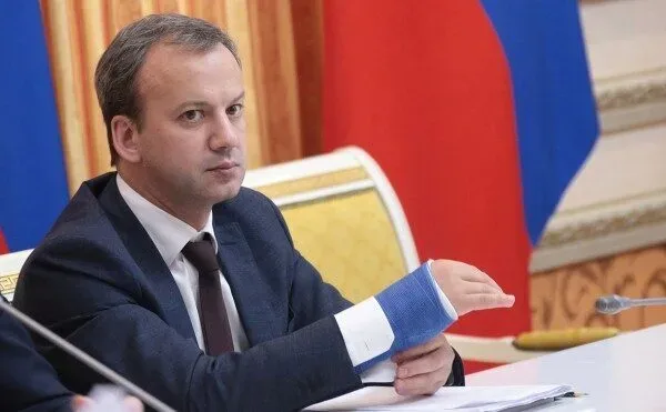 Дворкович сидел на заседании с Путиным с поломанной рукой