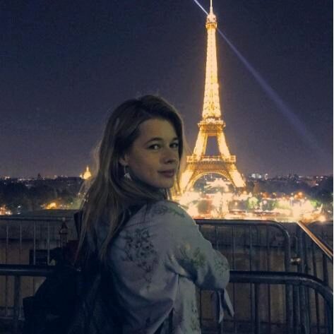 Екатерина Шпица опубликовала красивый снимок на фоне Эйфелевой башни и ночного Парижа