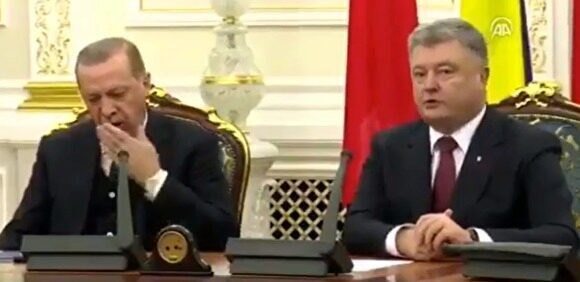 Эрдоган задремал во время совместной конференции с Петром Порошенко