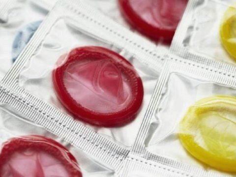 ФАС хочет обязать аптеки продавать дешевые презервативы