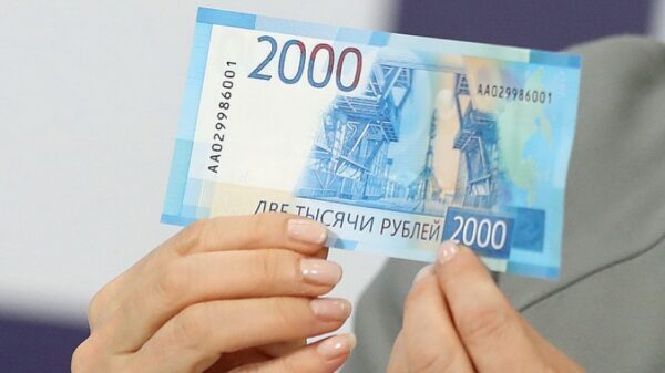 Хрустящие бумажки. В Оренбург прибыли новые купюры, номиналом 200 и 2000 руб.