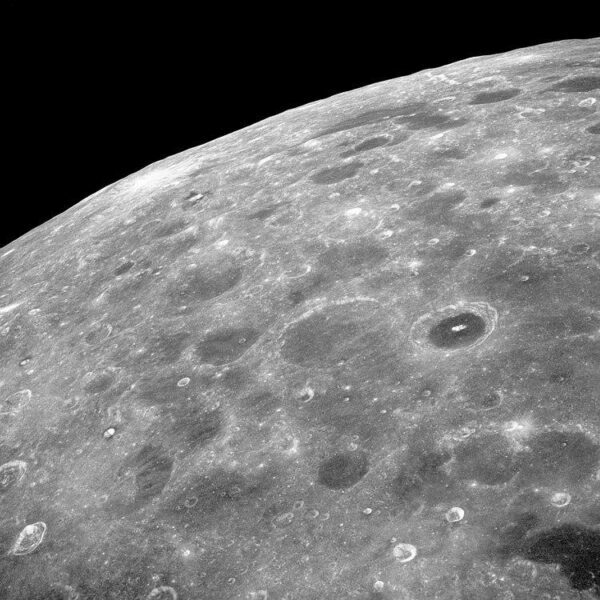 Исследования показывают, что молекулы воды могут существовать на поверхности Луны