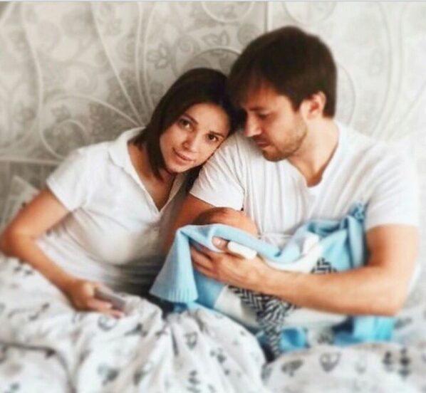 Иван Жидков выложил первое фото новорожденного сына