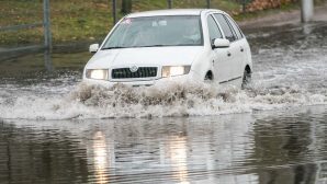 Из-за дождя улицы в Ростове оказались полностью затоплены
