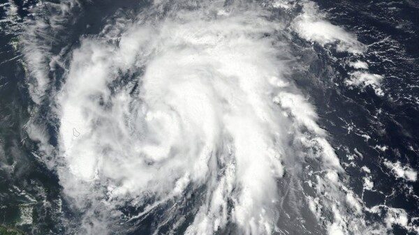 Из-за урагана «Офелия» в Ирландии объявлен наивысший уровень опасности