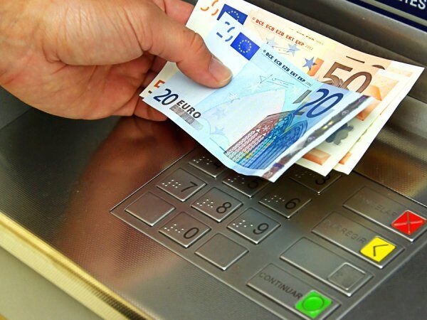 Каталонцев призвали забрать деньги из банков в знак протеста