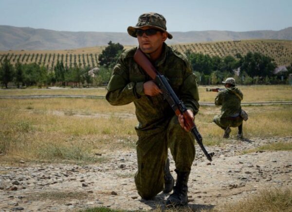 Казахстан стягивает войска к границе с Киргизией