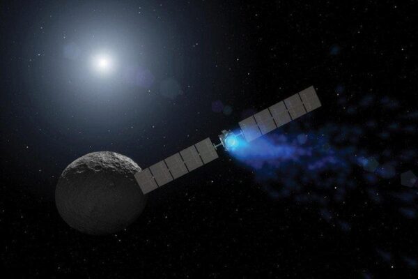 Космический корабль NASA Dawn потратит еще год на изучение Цереры