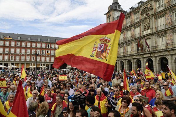Мадрид требует от Каталонии объяснить провозглашение независимости