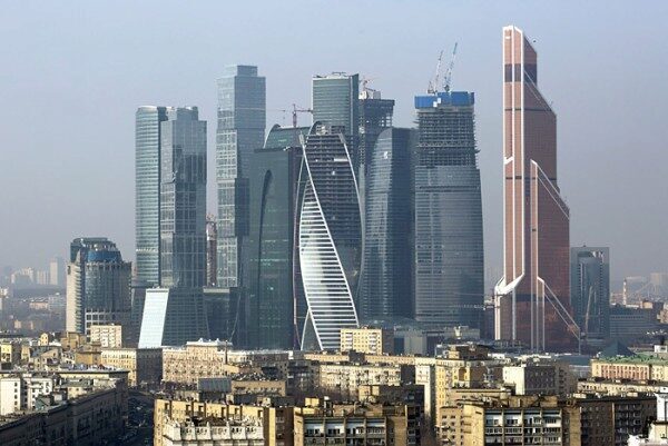 МЧС устанавливает источник дыма над небоскребом "Москва-сити"
