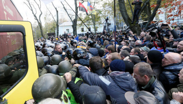 Милиция задержала 30 националистов в суде столицы Украины