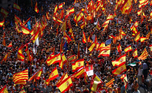 Миллион человек в Барселоне вышли на акцию в поддержку единства Испании