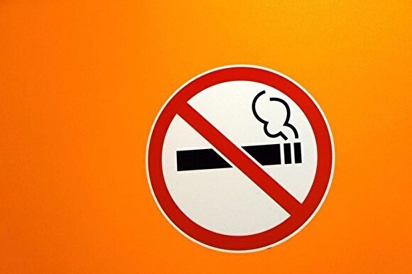 Минздрав поддержал запрет курения около подъездов