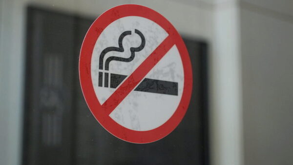 Минздрав поддержал запрет на курение возле подъездов — СМИ