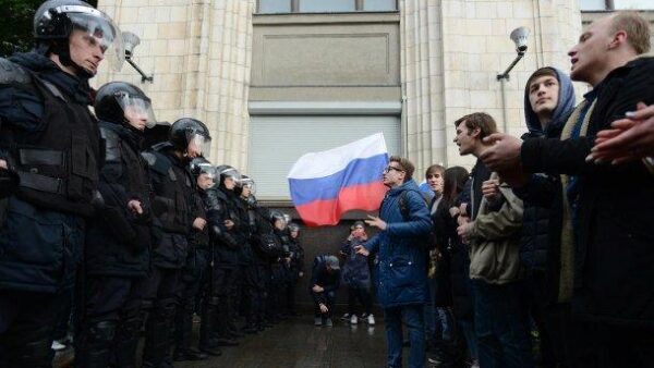 Митинги в России: люди вышли на улицы в десятках городов