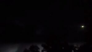 Момент попадания молнии в НЛО засняли на видео в США